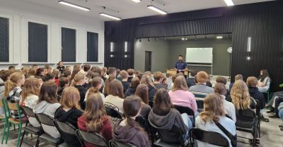 Policjant z Raciborza uczy uczniów z Nędzy bezpieczeństwa w sieci
